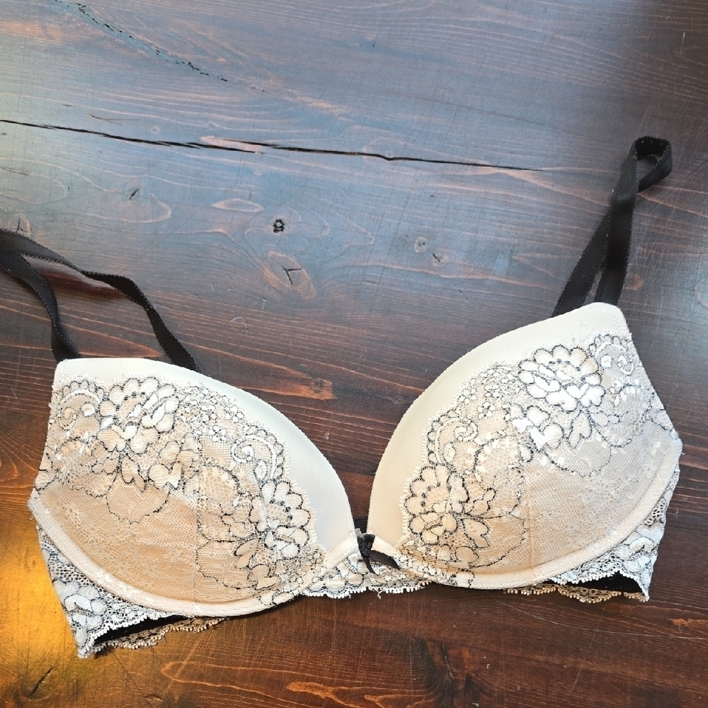 Victoria's Secret Black and Cream Elegant Lace Bra